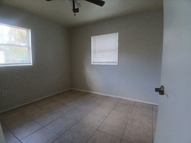 Building Photo - 2/1 units, Multi fam unit in Tampa near local amenities