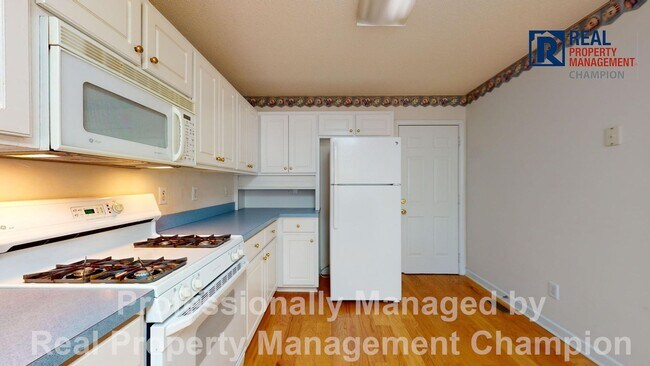 Building Photo - Vintage 3 Bedroom 2 Bathroom in the coveted Fairfield Harbour Subdivision!