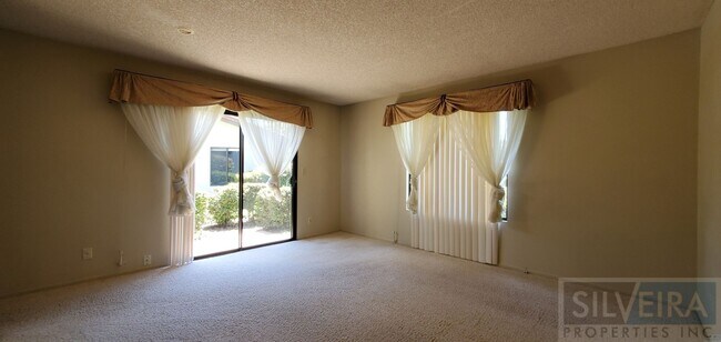 Building Photo - Cozy 2 bedroom 2 Bath home near Stowell and Broadway!