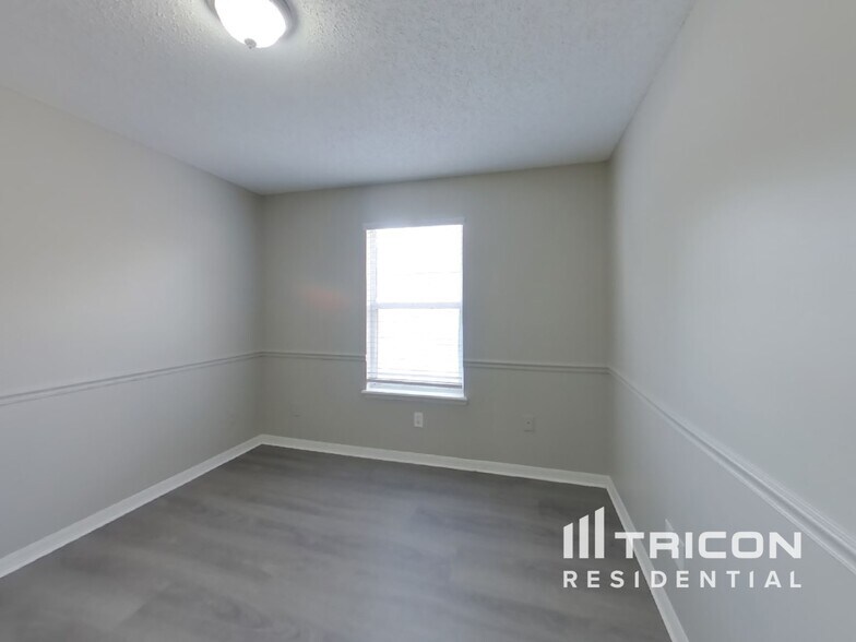 Building Photo - 8465 Country Bend Cir W