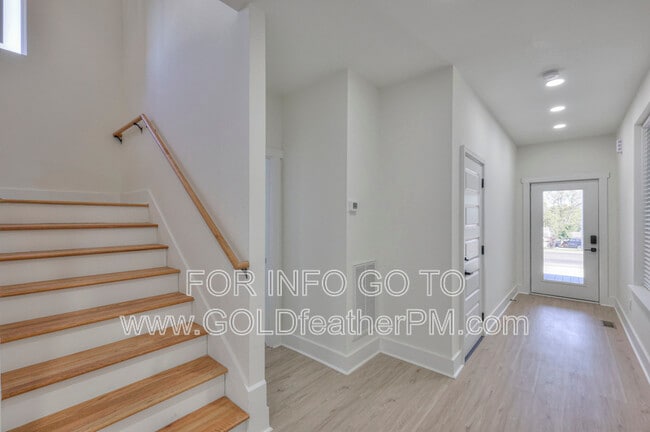 Building Photo - 402 E Trinity Ln