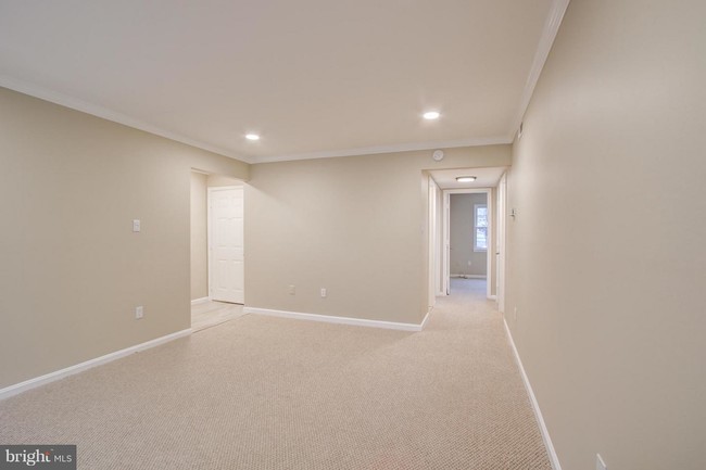Building Photo - 6 Normandy Square Ct