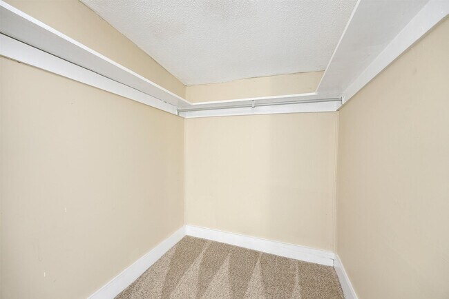 Building Photo - Move-In Ready 3-Bedroom Home with Updated Kitchen & Central A/C