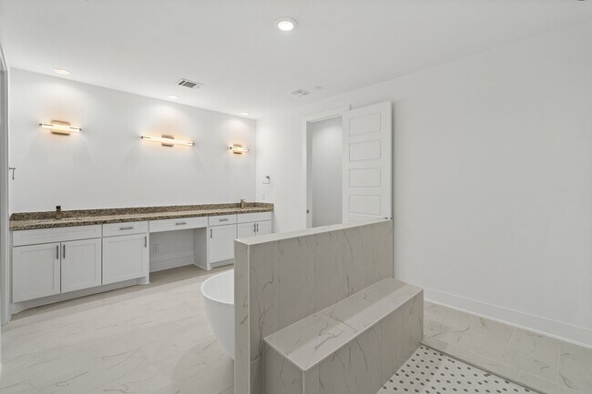 Building Photo - 5610 Savyon Dr