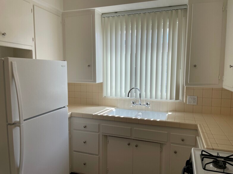 Building Photo - 1122 S Clark Dr