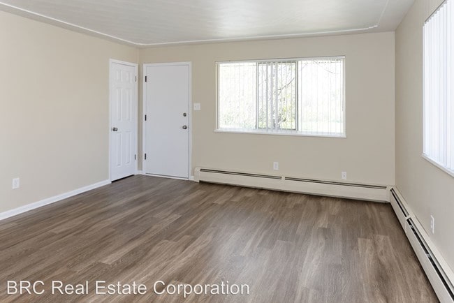 Building Photo - 2 br, 1 bath Apartment - 1950-1960 Upham St.