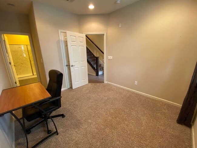 Building Photo - 4Br4Ba Former Model Townhouse Top of the L...