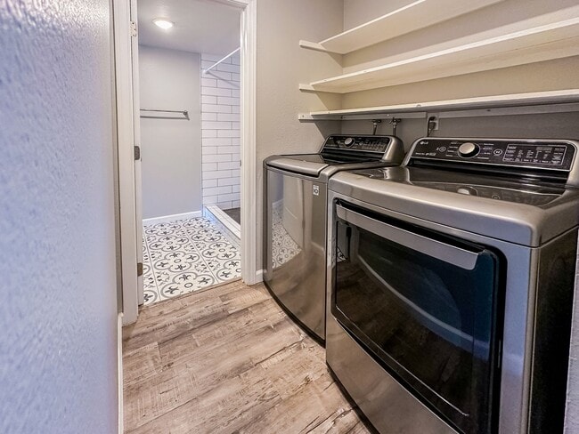 Building Photo - Completely Renovated 3+ Bed, 2 Bath Tierra...