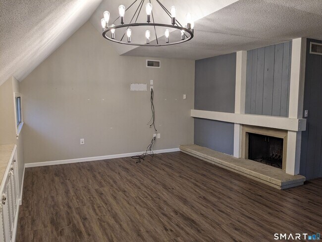 Building Photo - 44 Great Meadow Ln