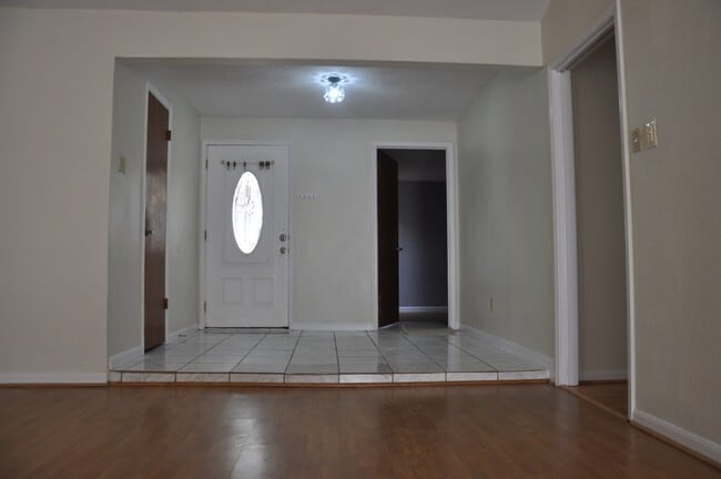 Building Photo - 16454 Hickory Knoll Dr