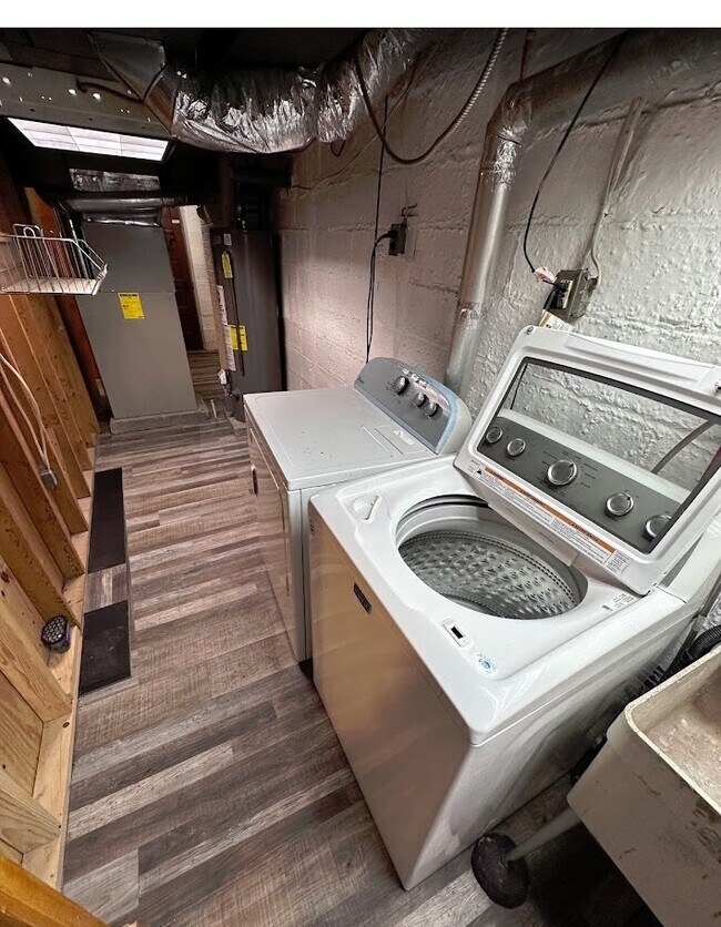 Building Photo - 418 Carl St