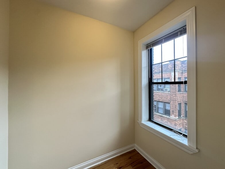 Building Photo - 4426 N Wolcott Ave