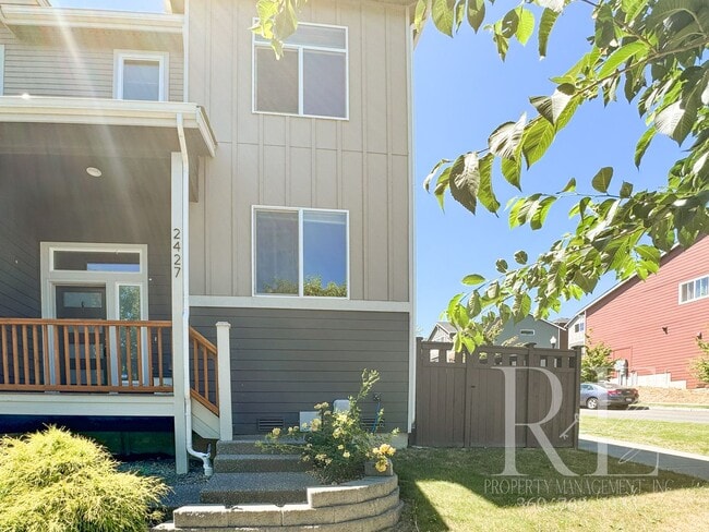 Building Photo - Modern End-Unit Townhome with Private Fenced Yard, Gourmet Kitchen & Spacious Layout