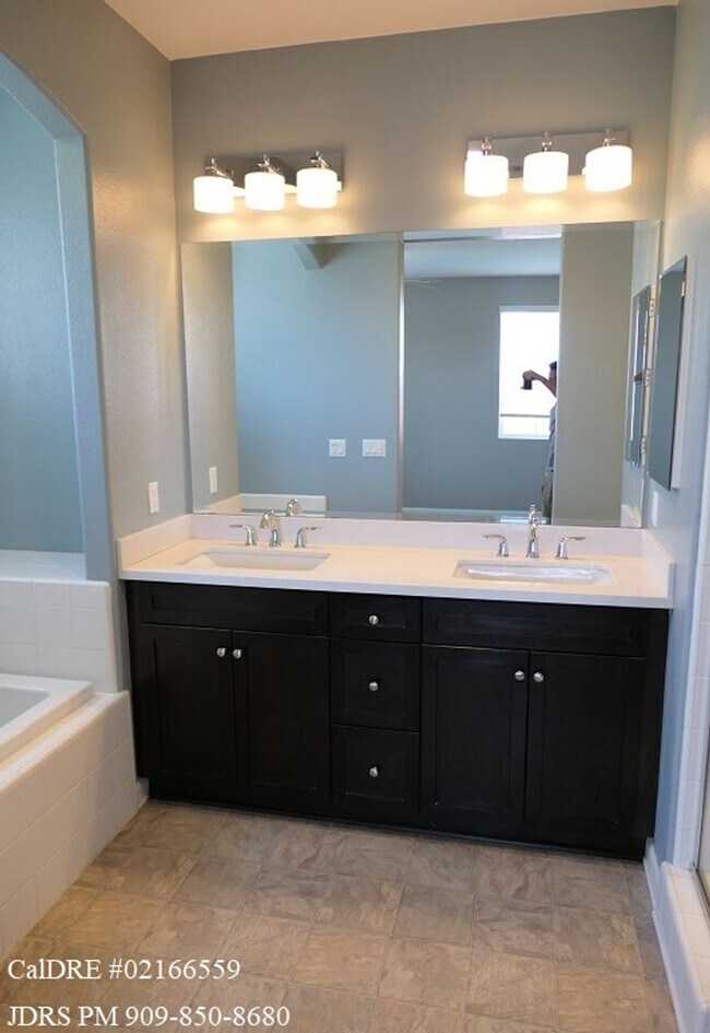 Building Photo - Ontario 3 Bedroom Condo