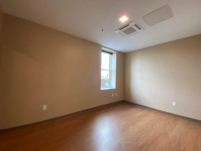 Building Photo - 83 Hanover St