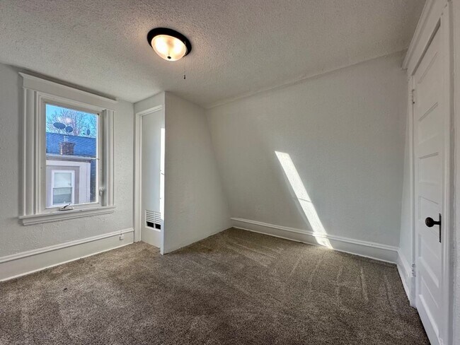 Building Photo - Gorgeous 5 bedroom home in Minneapolis!