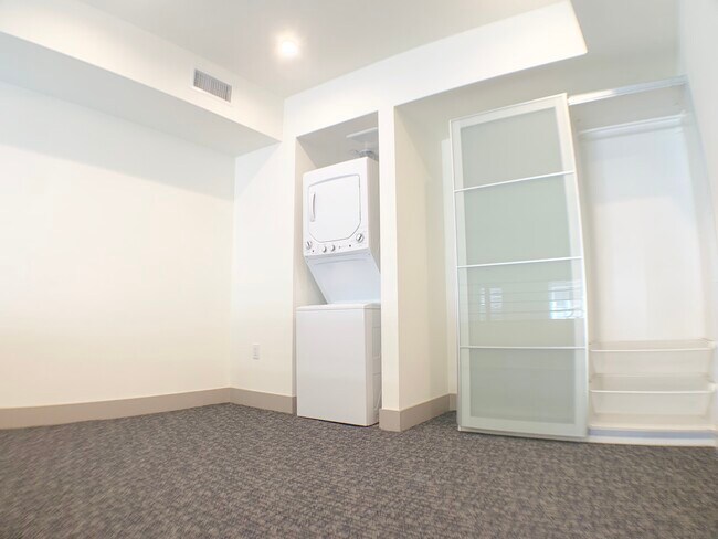 Building Photo - 1037 S Hobart Blvd