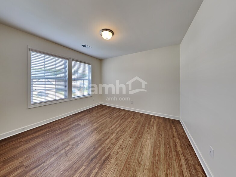 Building Photo - 531 Lateleaf Dr