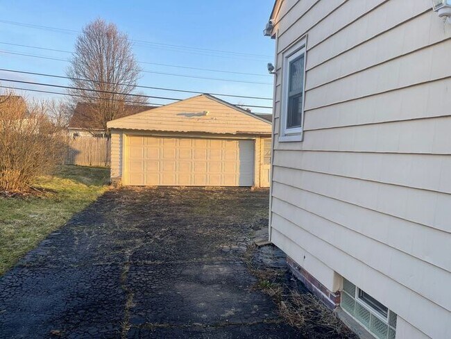 Building Photo - 15717 Northwood Ave