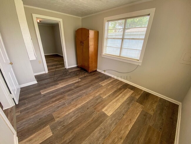 Building Photo - Simple & Comfortable 2 Bedroom Home in Iowa, LA with Large Yard & Shed