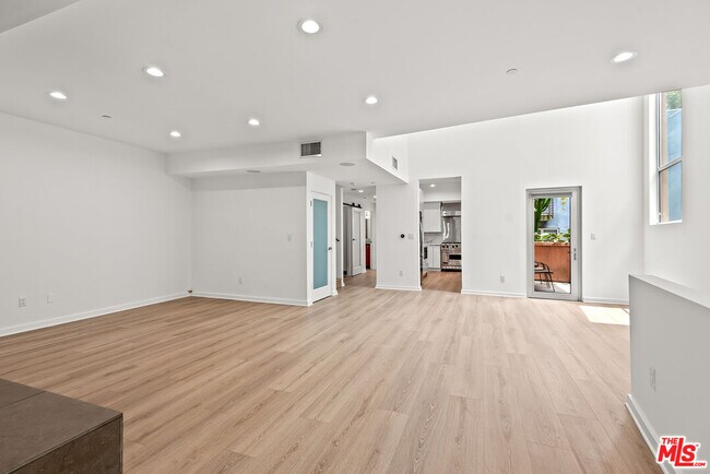 Building Photo - 900 N W Knoll Dr