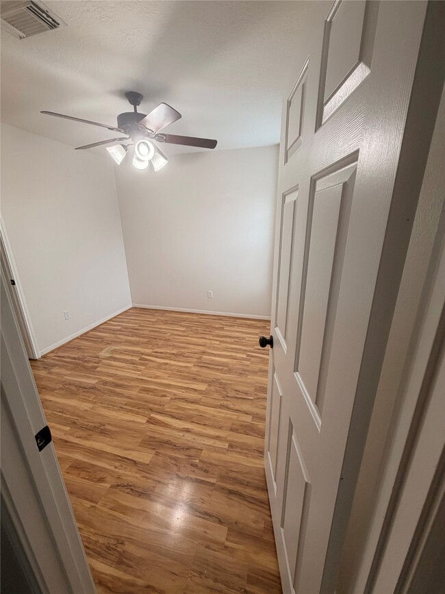 Building Photo - 11830 Oakner Dr