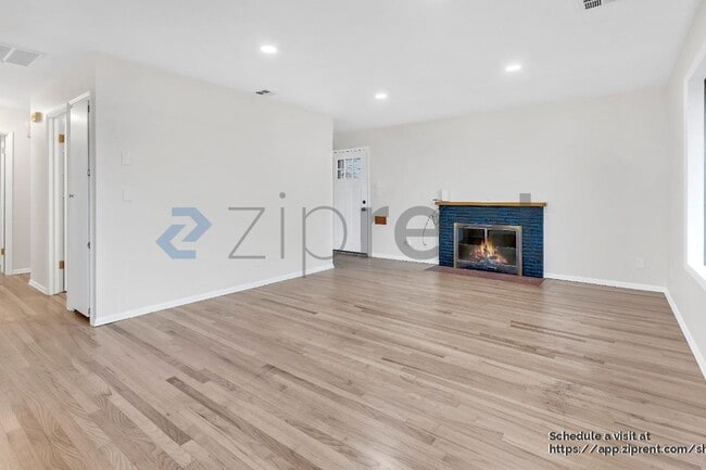 Building Photo - 242 NE 61st Ave