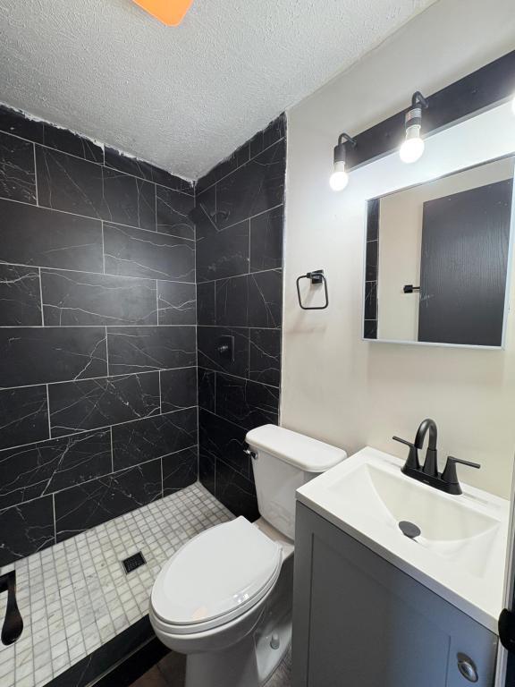 Building Photo - 128 W 9th Ave