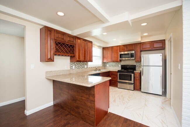 Building Photo - Single Family Stunner!