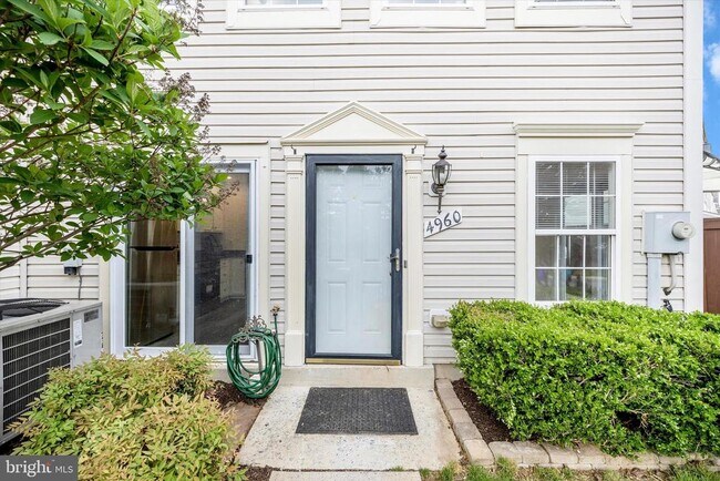 Building Photo - 4960 Clarendon Terrace