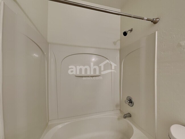 Building Photo - 15017 W Bloomfield Rd