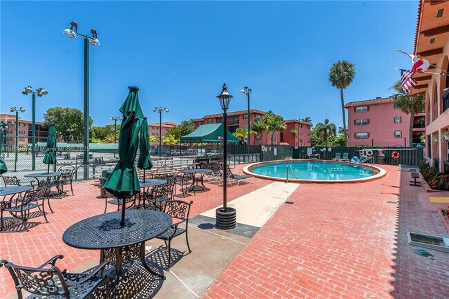 Building Photo - 680 Tennis Club Dr