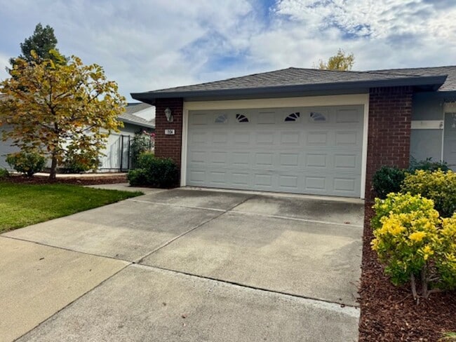 Primary Photo - Beautiful 2 bedroom, 2 bath single level t...