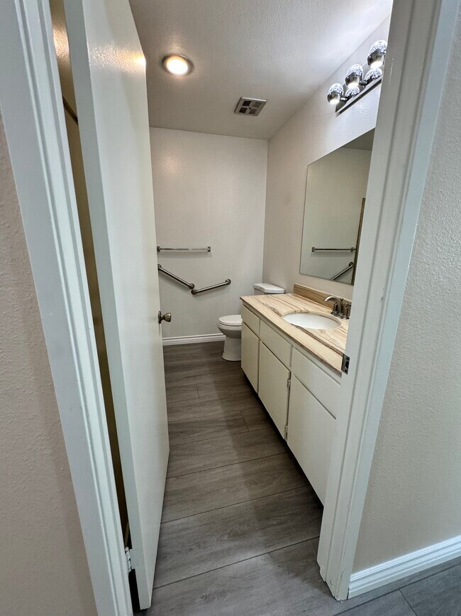 Building Photo - 9941 Mozelle Ln