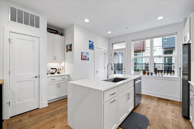 Building Photo - Modern 2024 Townhome with Rooftop Terrace.