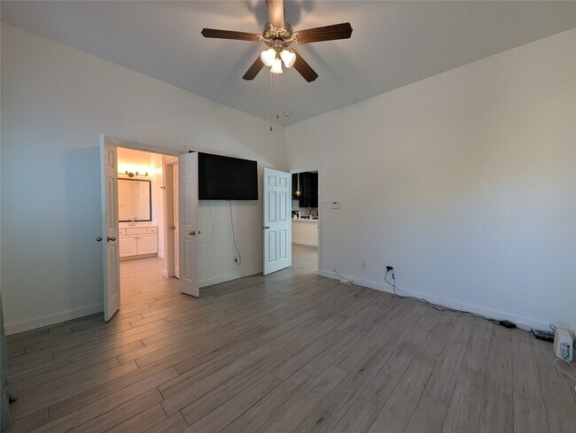 Building Photo - 913 Sweet Pine Dr