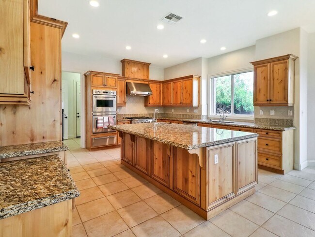 Building Photo - Beautiful custom home in The Promontory in...