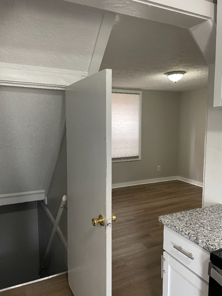 Building Photo - 90 E 8th Ave