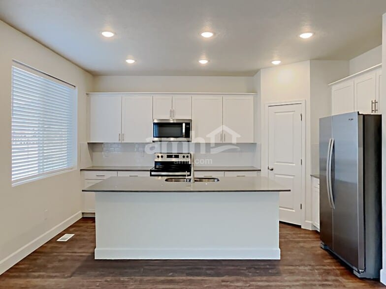 Building Photo - 2431 E Frontier St