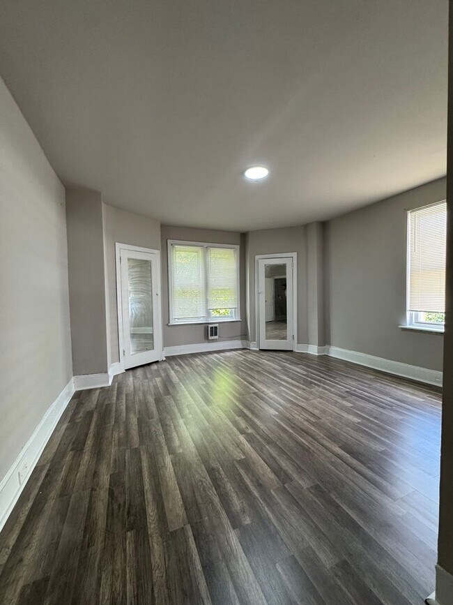 Building Photo - Spacious 3-Bedroom Home in Elmwood Park — ...
