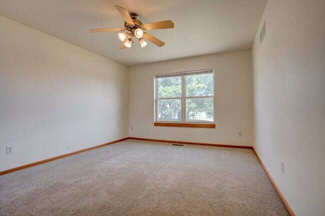 Building Photo - Woodridge Estates Townhomes