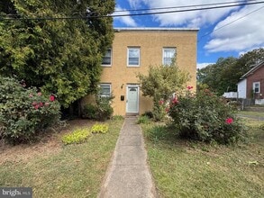 Building Photo - 2323 S Parkview Ave
