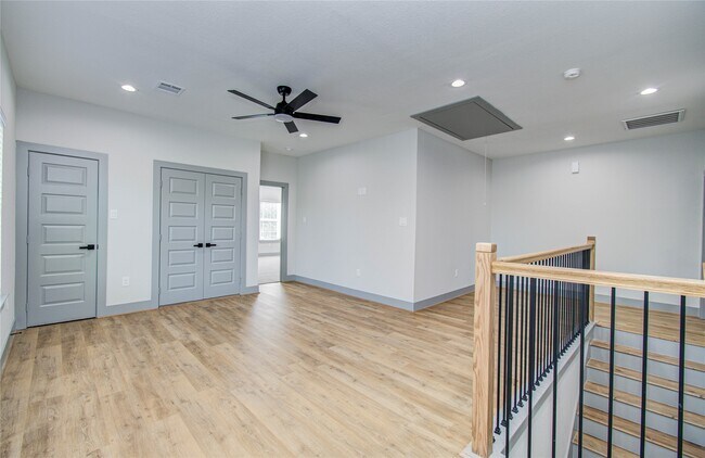 Building Photo - 835 S Victory Dr