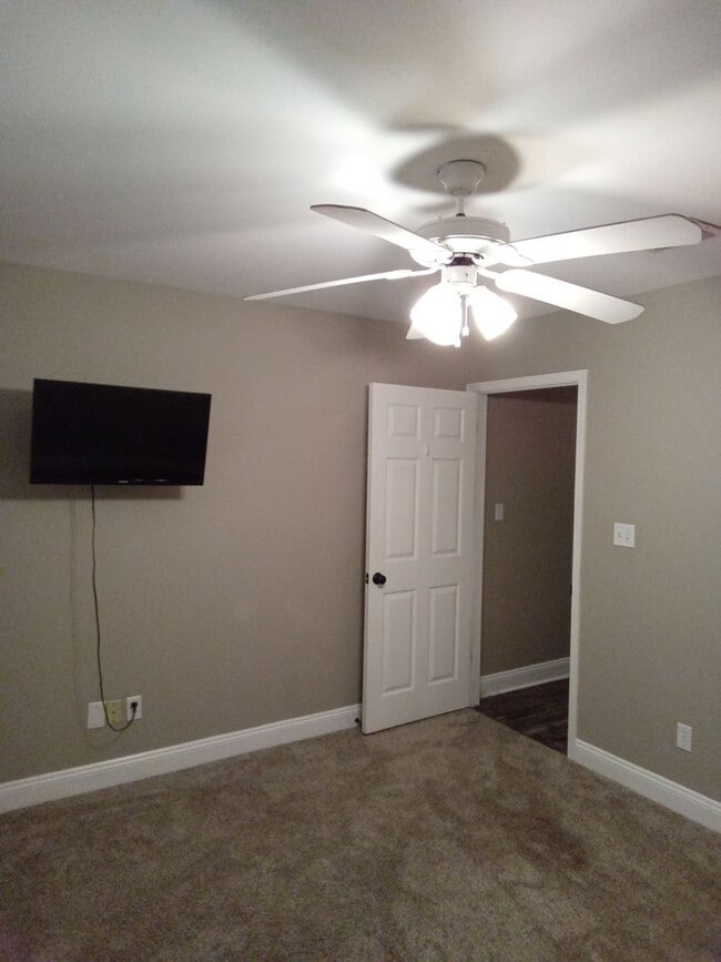Building Photo - ****Woodlake South****MUST SEE**