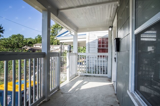 Building Photo - Charming 2 BR 2 BA House in Historic North...