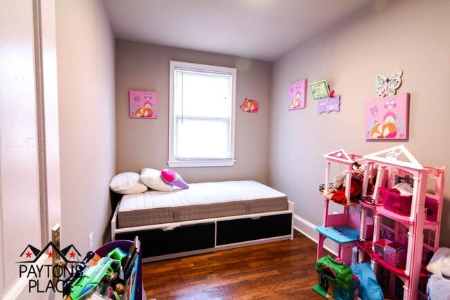 Building Photo - Spacious Single Family home with Huge Back...