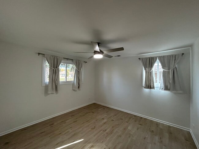 Building Photo - 946 E Grant Dr