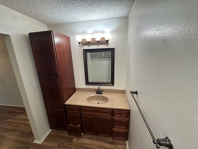 Building Photo - 2 Bed, 2 Bath Condo in Cross Creek Village...