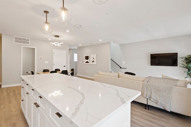 Building Photo - Euclid (Furnished Rooms)