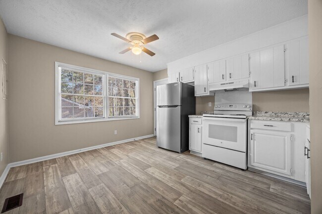 Building Photo - 735 Ashbrook Rd
